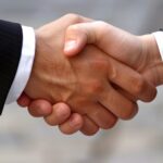 Man ontvangt €34.000 schadevergoeding na onterechte ontslag om religieuze handschudweigering