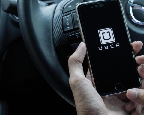 Massale schadeclaim: Uber's AI-betaalsysteem verlaagt inkomsten van chauffeurs en verhoogt winst