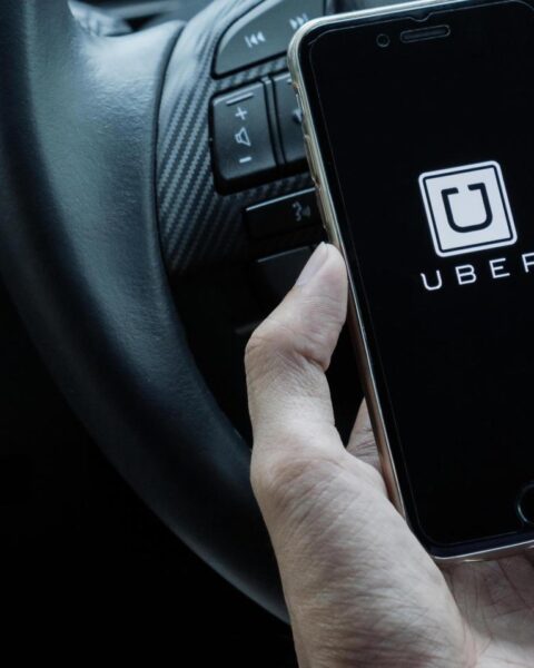 Massale schadeclaim: Uber's AI-betaalsysteem verlaagt inkomsten van chauffeurs en verhoogt winst