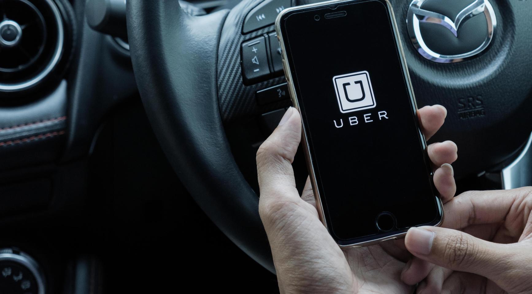 Massale schadeclaim: Uber's AI-betaalsysteem verlaagt inkomsten van chauffeurs en verhoogt winst