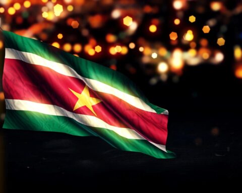 Meer dan 250.000 Surinamers verhuisden naar Nederland sinds 1975