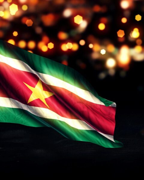 Meer dan 250.000 Surinamers verhuisden naar Nederland sinds 1975