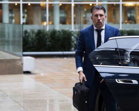 Minister bekritiseert bedreiging van bestuurders: 'toon van Wilders is zeer opruiend'