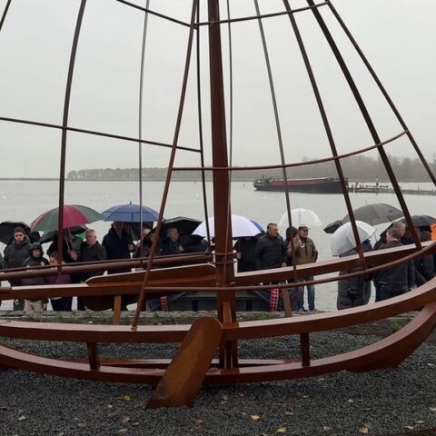 Monument voor verdronken vissers onthuld in Spakenburg met namen van 37 slachtoffers