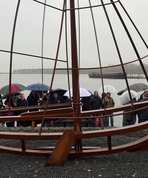Monument voor verdronken vissers onthuld in Spakenburg met namen van 37 slachtoffers