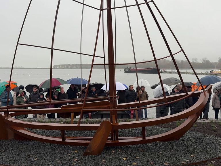 Monument voor verdronken vissers onthuld in Spakenburg met namen van 37 slachtoffers