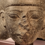 Nederland keert 3.500 jaar oude Egyptische sculptuur terug, vermoedelijk geroofd tijdens Arabische Lente