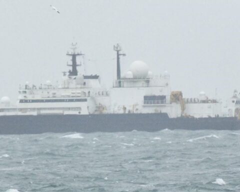 Nederlandse marine escorteert Russisch spionageschip uit de Noordzee