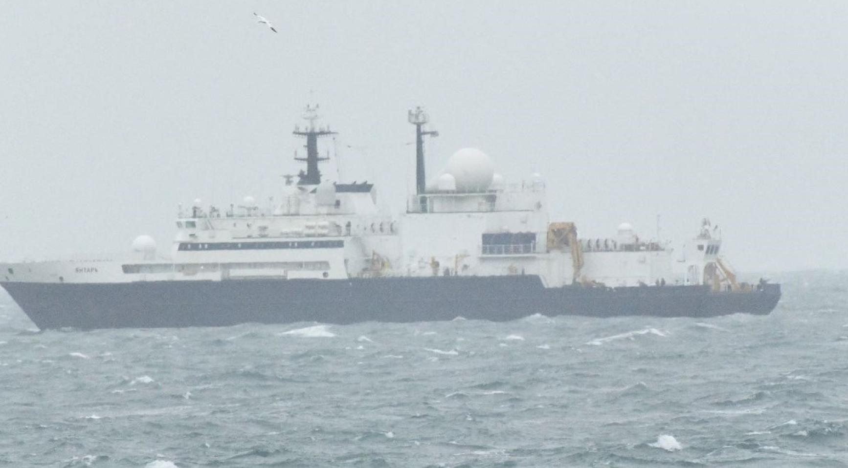 Nederlandse marine escorteert Russisch spionageschip uit de Noordzee