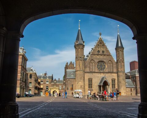 Nederlandse werkgevers kunnen door blijven gaan met het aftrekken van huisvestingskosten van het minimumloon van arbeidsmigranten