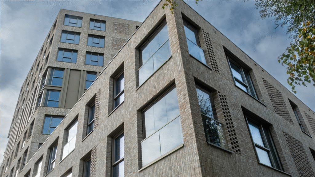 Nieuwbouw met 40 sociale huurwoningen opgeleverd aan IJsselmeerstraat in Amsterdam-Noord