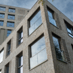 Nieuwbouw met 40 sociale huurwoningen opgeleverd aan IJsselmeerstraat in Amsterdam-Noord