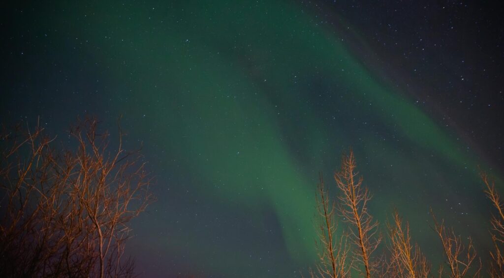 Noorderlicht opnieuw zichtbaar in Nederlandse lucht vanavond, indien de bewolking het toestaat