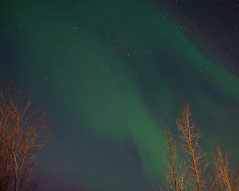 Noorderlicht opnieuw zichtbaar in Nederlandse lucht vanavond, indien de bewolking het toestaat