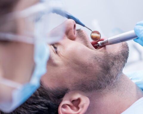 Onderzoek toont aan dat volwassenen met een laag inkomen meer tandverlies, pijn en gebitsprotheses ervaren