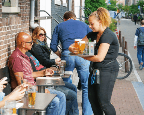 Onderzoekers: laagbetaalde werknemers profiteren het meest van krappe Nederlandse arbeidsmarkt