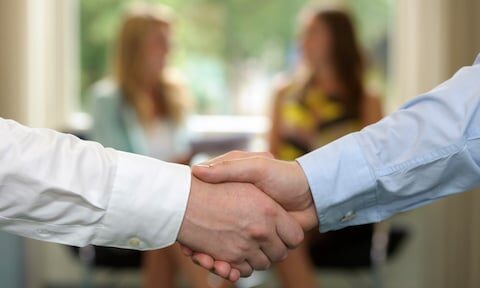 Onterecht ontslag: man ontvangt 34.000 euro na weigering om hand te schudden