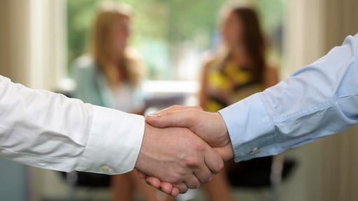 Onterecht ontslag: man ontvangt 34.000 euro na weigering om hand te schudden