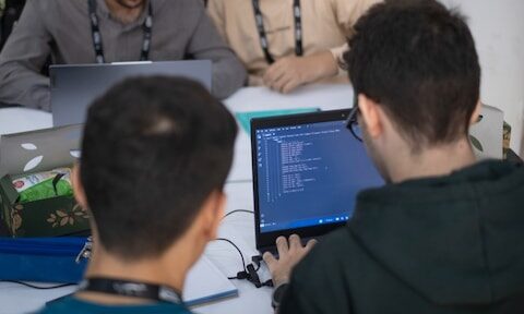 Oplichters gebruiken AI voor verzekeringsfraude met valse facturen en nepfoto's