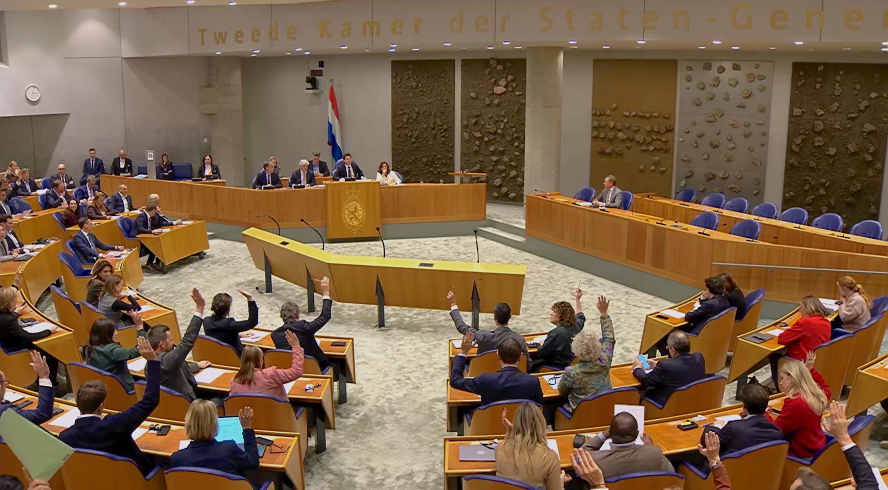 Parlement roept kabinet op om "disproportionele" salarisregels для высококвалифицированных мигрантов смягчить