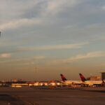 Passagier opent deur van taxiërende KLM-vlucht naar Amsterdam uit vrees voor wapen