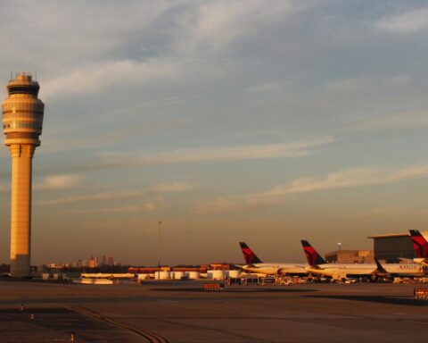 Passagier opent deur van taxiërende KLM-vlucht naar Amsterdam uit vrees voor wapen