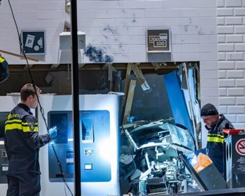 Plofkraak in outletcentrum Halfweg, politie roept getuigen op