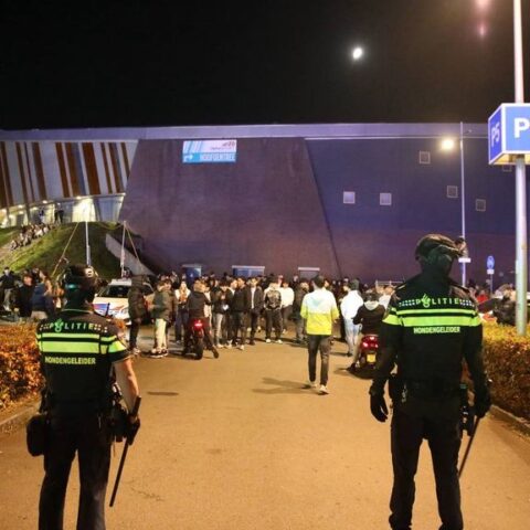 Politie ontruimt Halloweenkermis in Apeldoorn na grote vechtpartij