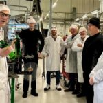 Productie Groningse jenever beëindigd na 137 jaar: laatste flessen Hooghoudt afgevuld