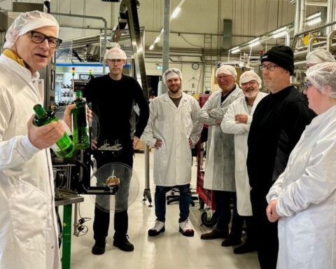 Productie Groningse jenever beëindigd na 137 jaar: laatste flessen Hooghoudt afgevuld