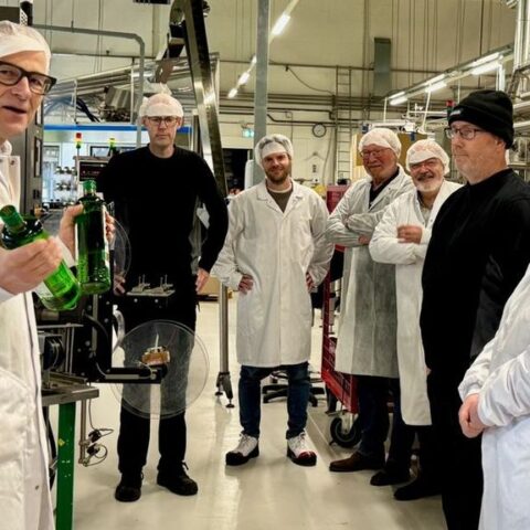 Productie Groningse jenever beëindigd na 137 jaar: laatste flessen Hooghoudt afgevuld