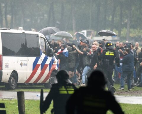 Proef met inzet waterkanon en traangas bij demonstraties uitgebreid