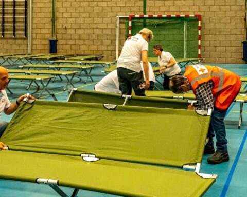 Protest tegen asielopvang in Uitgeest: vuurwerkbom gegooid naar gemeentehuis, geen arrestaties