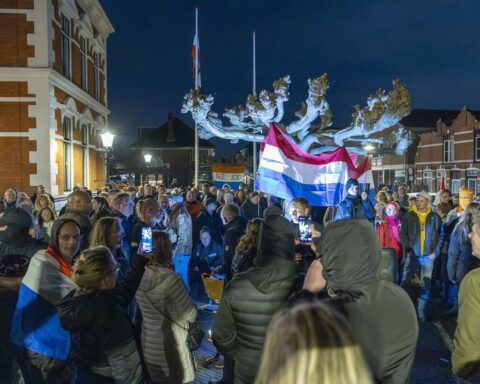 Raadsvergadering in Uitgeest tijdelijk onderbroken na scherven door vuurwerkbom