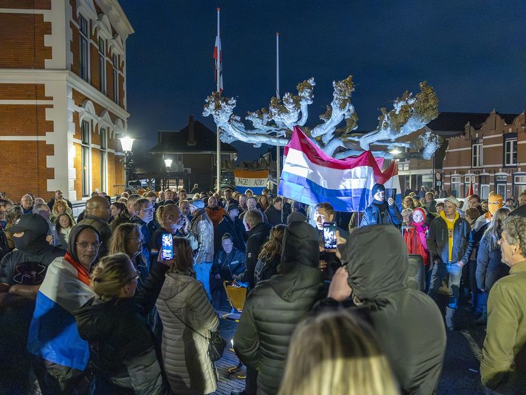 Raadsvergadering in Uitgeest tijdelijk onderbroken na scherven door vuurwerkbom