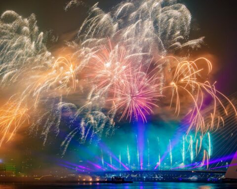 Rotterdam besluit toch te investeren in Nationale Vuurwerkshow bij Erasmusbrug