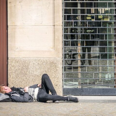 Rotterdam treft maatregelen tegen daklozen en bedelaars op drukke kruispunten