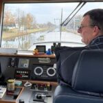 Scheepvaart in Weert wekenlang gestremd na aanvaring, schipper blijft aan boord