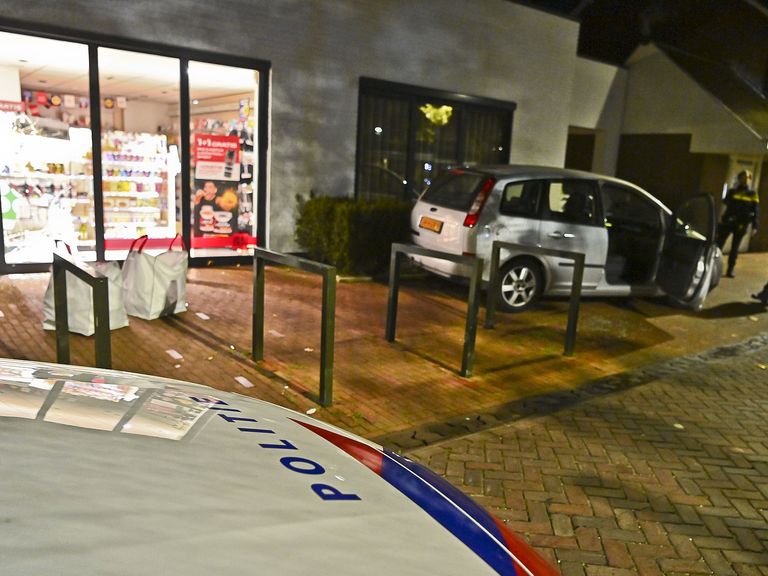 Scoot van drogerij in Hapert betrapt twee inbrekers tijdens parfumoverval