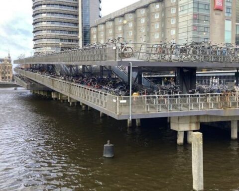 Sloop van fietsflat bij Amsterdam Centraal begint maandag na 25 jaar