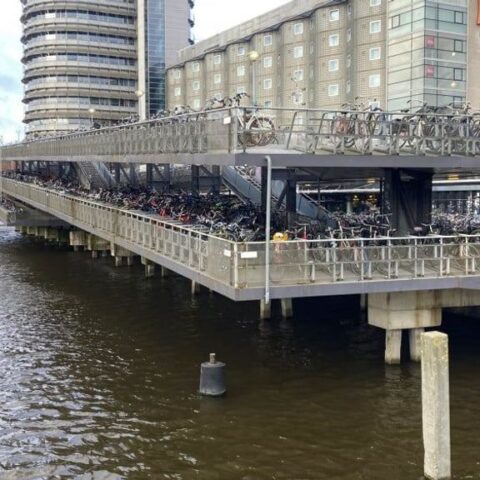 Sloop van fietsflat bij Amsterdam Centraal begint maandag na 25 jaar