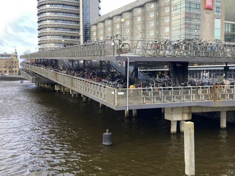 Sloop van fietsflat bij Amsterdam Centraal begint maandag na 25 jaar