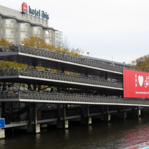 Sloop van iconische fietsenstalling bij Amsterdam Centraal begint maandag
