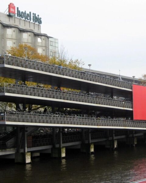 Sloop van iconische fietsenstalling bij Amsterdam Centraal begint maandag