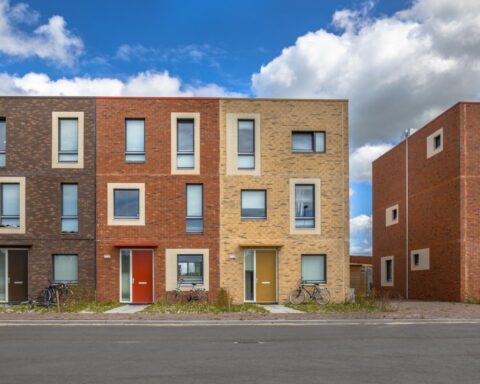 Sociale woningbouw in Nederland heeft grotere klimaatrisico's dan particuliere woningen