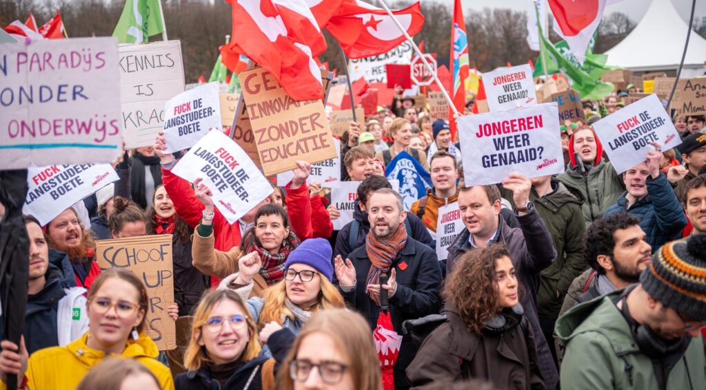 Studenten en docenten protesteren opnieuw tegen bezuinigingen in het hoger onderwijs op 9 december