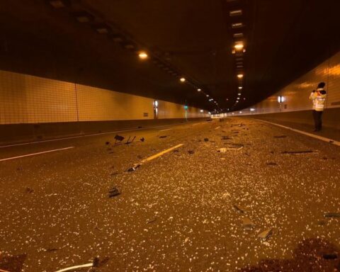 Te hoog voertuig beschadigt plafond Thomassentunnel in Rotterdam, bestuurder rijdt door