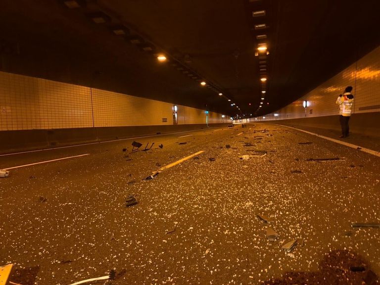 Te hoog voertuig beschadigt plafond Thomassentunnel in Rotterdam, bestuurder rijdt door