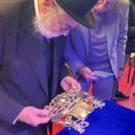 Thoraschilden na 80 jaar teruggegeven aan joodse gemeenschap in Friesland