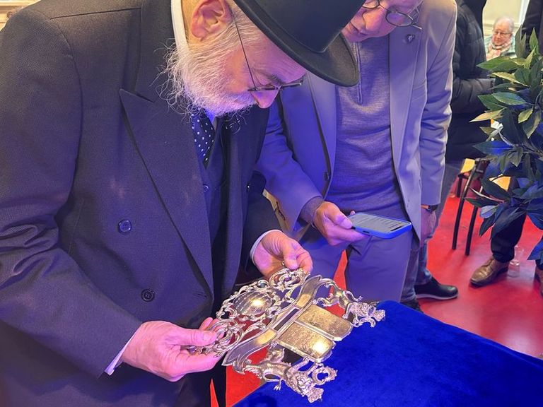 Thoraschilden na 80 jaar teruggegeven aan joodse gemeenschap in Friesland